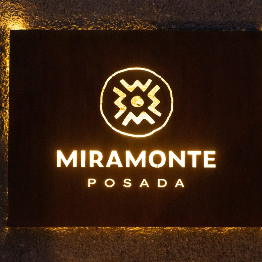 Cartel con la marca en el frente