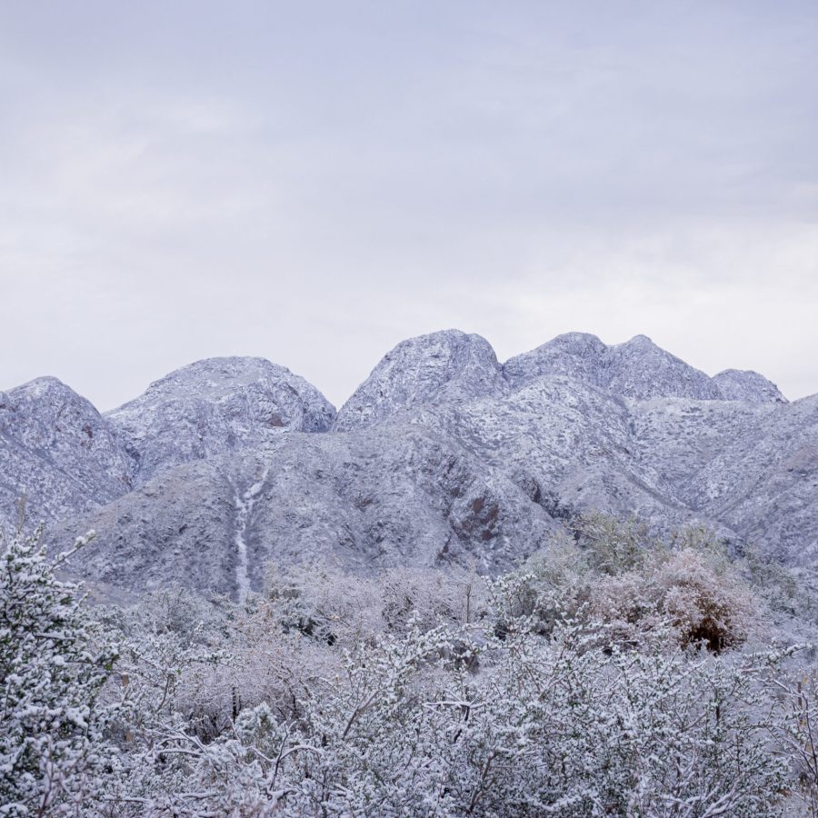 Cerros nevados en invierno