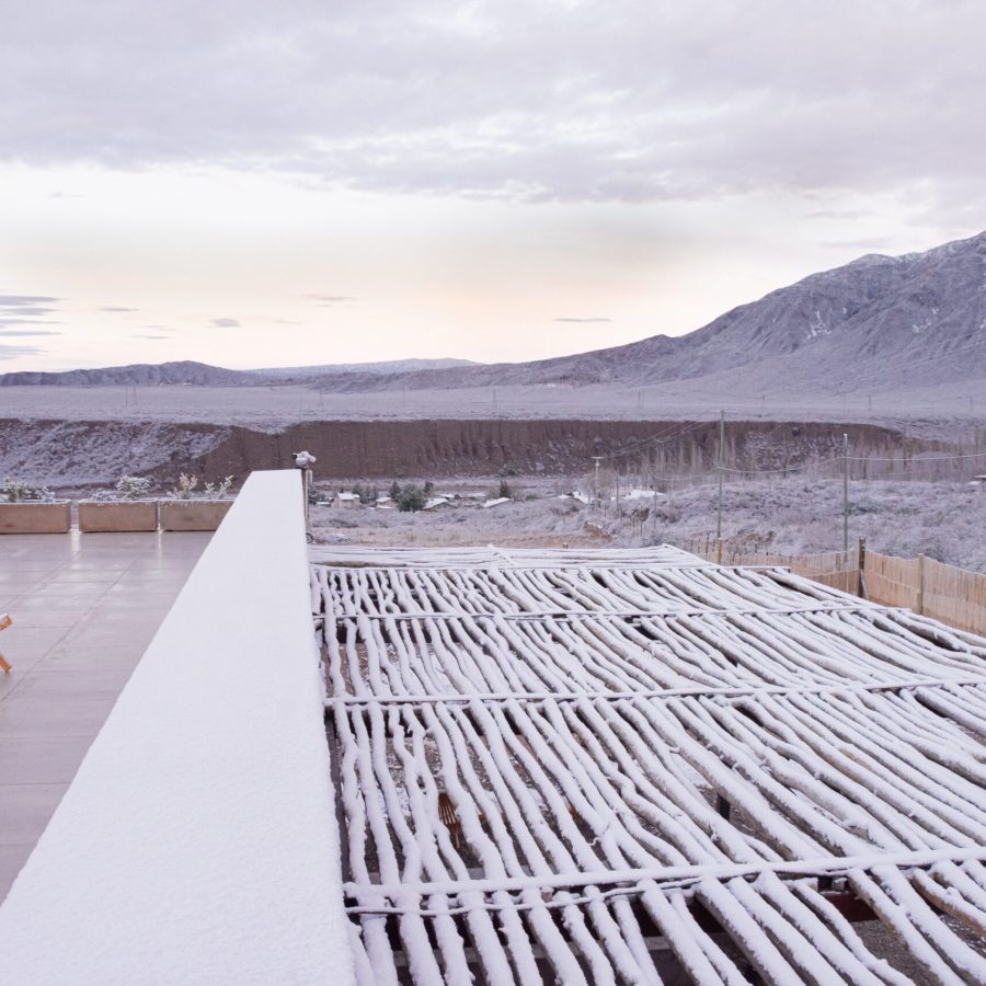 La terraza de la posada con nieve