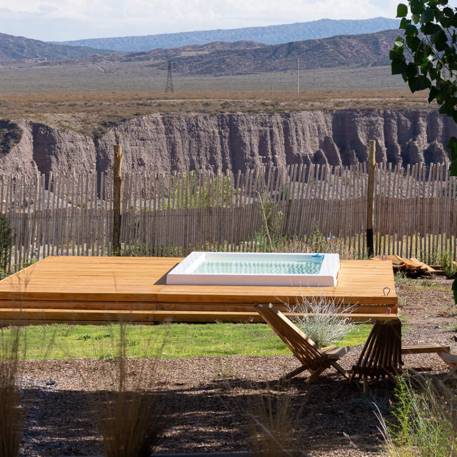 Mini piscina con hidromasajes disponible en temporada de verano