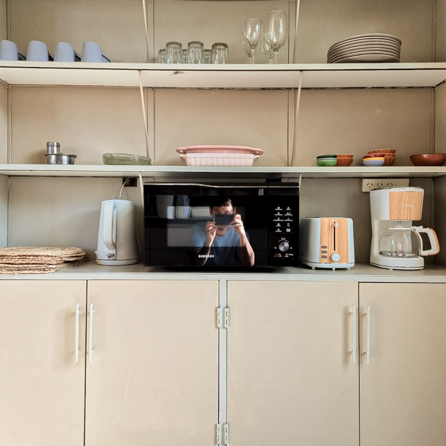 Mueble con todo lo necesario de la cocina y todos los utensilios para cocinar y comer